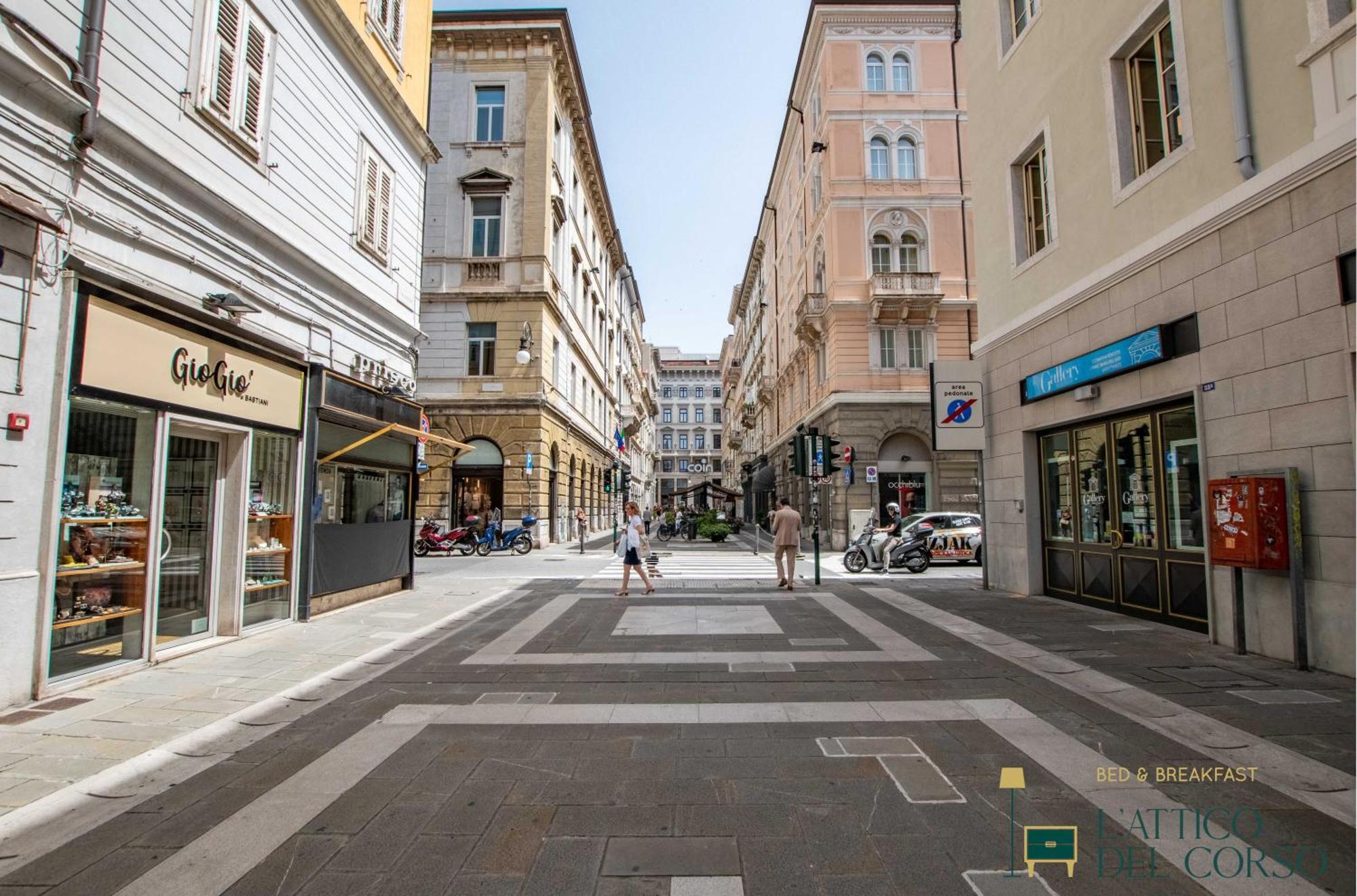 L'Attico Del Corso Appartement Triëst Buitenkant foto