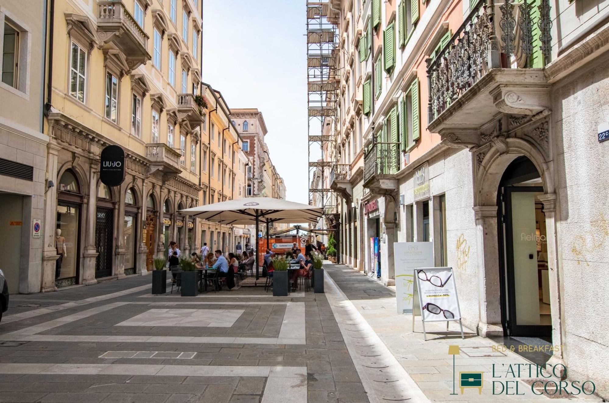 L'Attico Del Corso Appartement Triëst Buitenkant foto